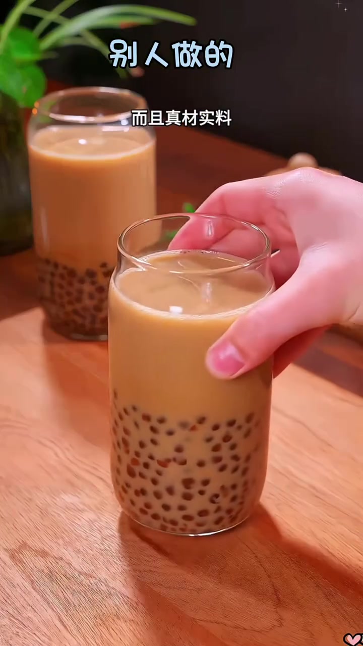秋天里的第一杯奶茶都喝到没？大馋丫头
