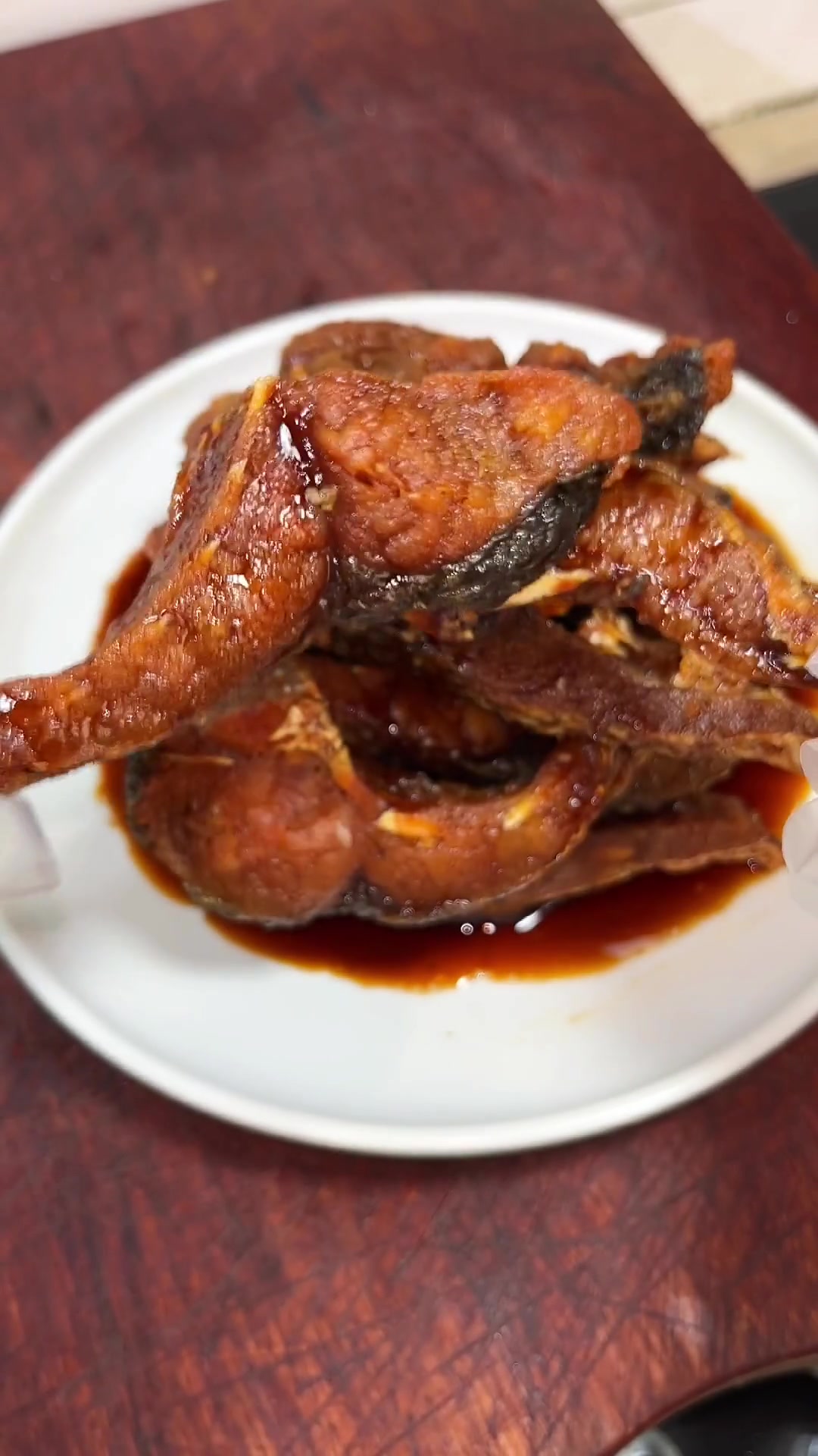 五香熏鱼，酱汁浓郁，咸香鲜甜，超好吃！