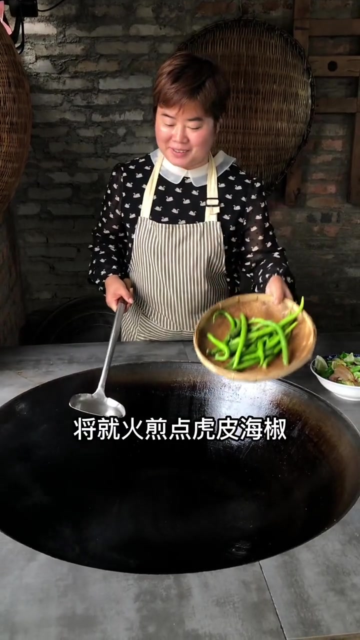 手撕了一块包包菜炒坛子肉下洋芋巴适得板