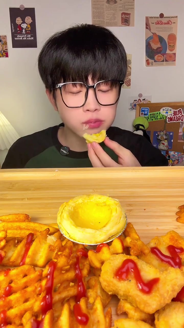 芝士牛肉汉堡，炸鸡腿，炸物小吃香迷糊啦