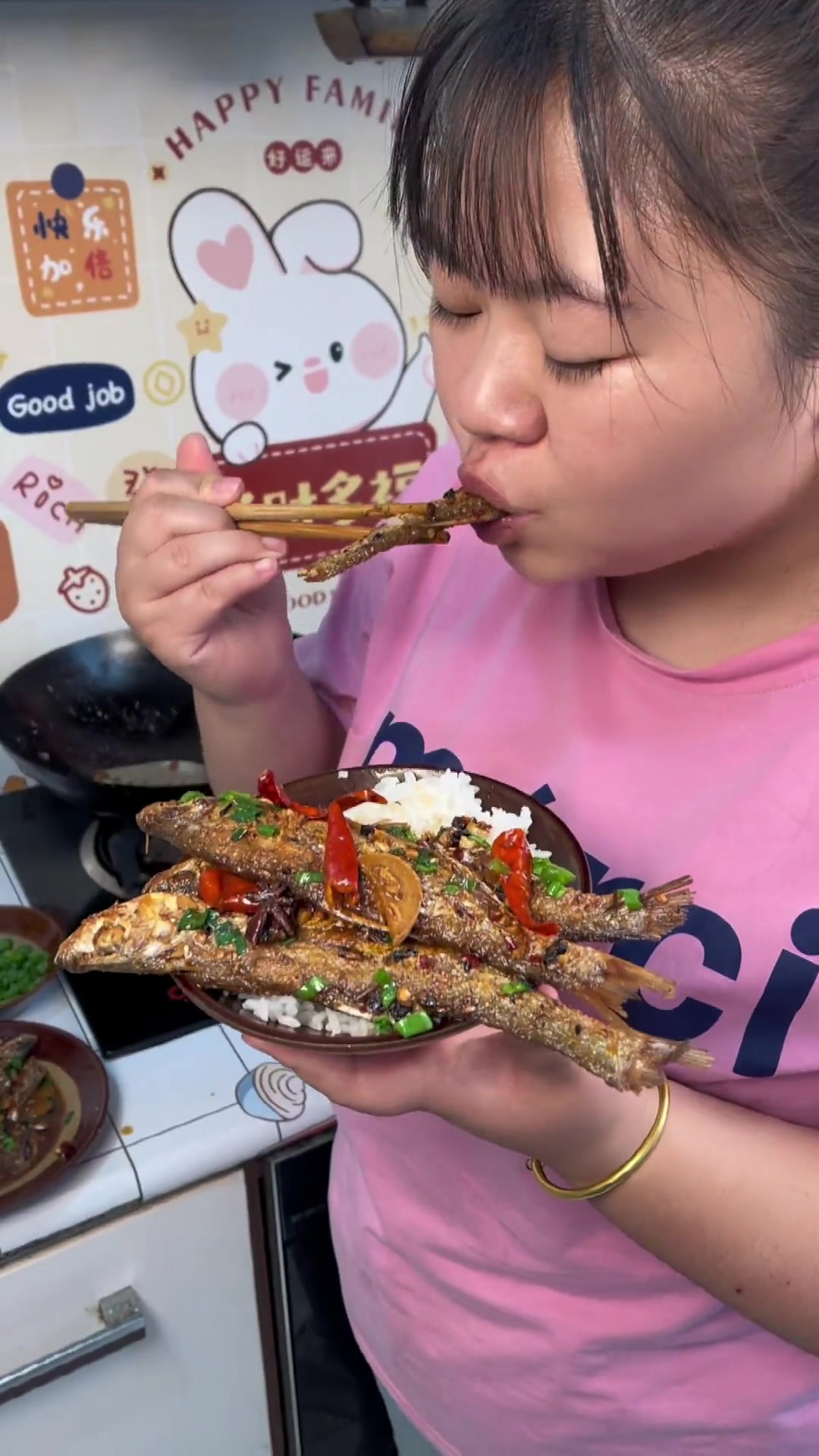 小河鱼终于有货了，煎一煎放点辣椒，好下饭的鱼子呀～