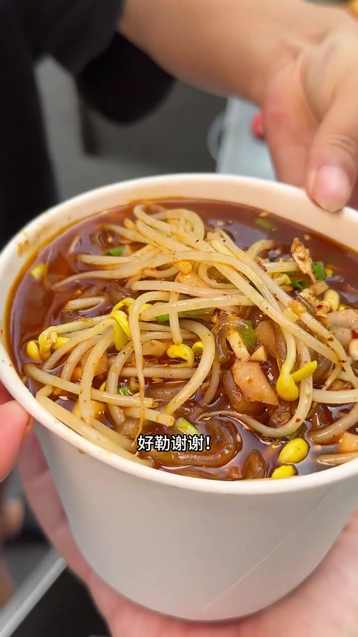 重庆街头8块一碗火锅酸辣粉，麻辣爽滑超香！