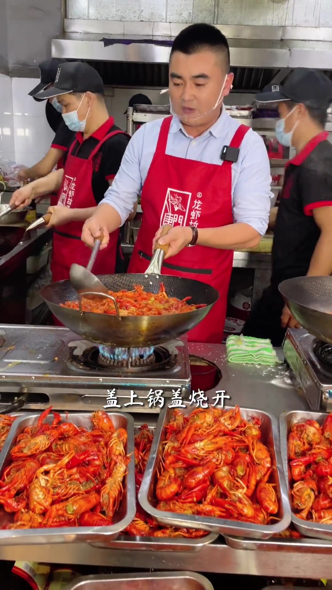 这道蒜蓉小龙虾在我店里卖得很好，今天教大家做一下一次性四斤龙虾的烧法