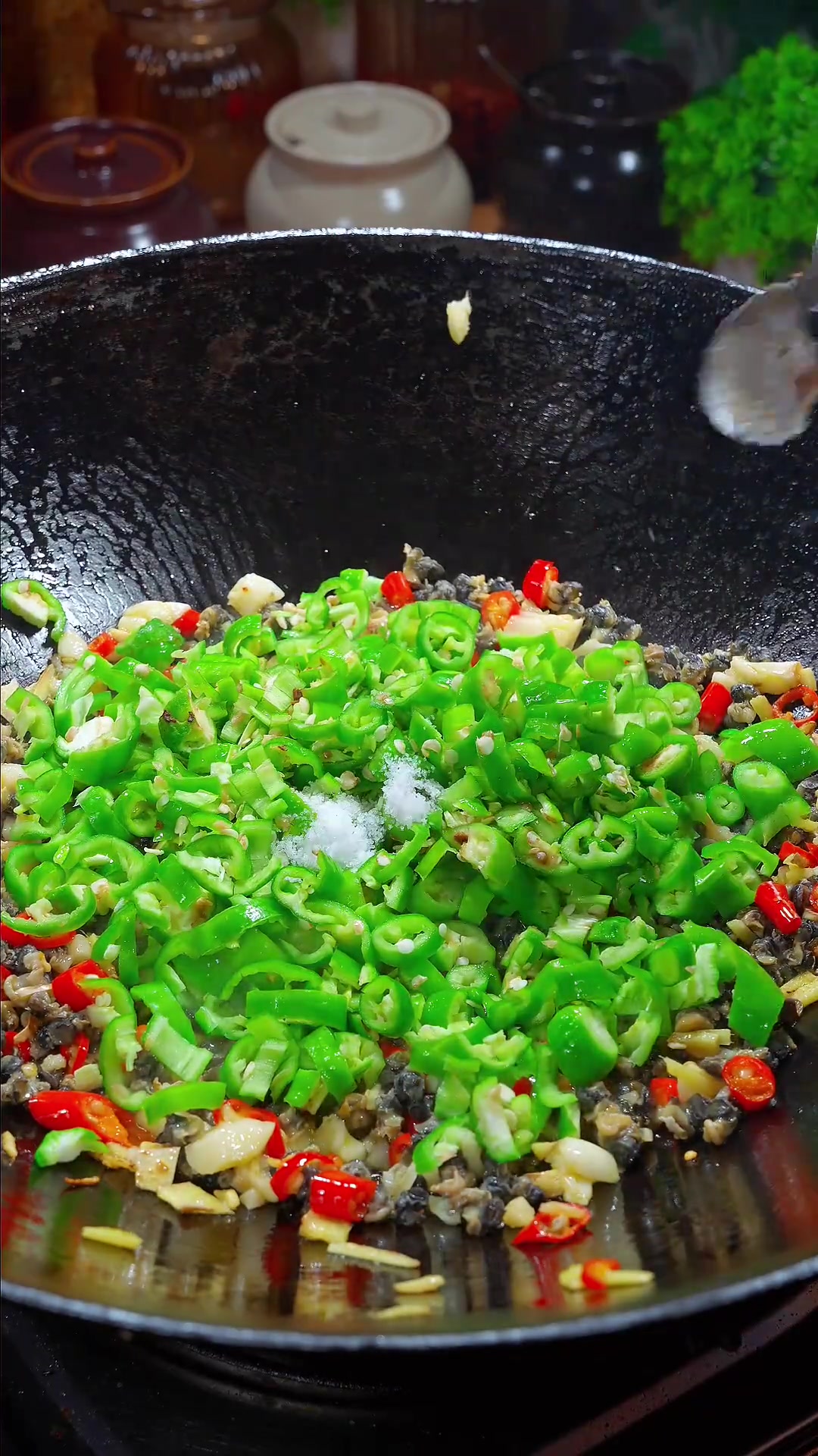 香辣紫苏螺蛳肉，做法简单又好吃，拌饭真的巨下饭，炒这道菜一定要多煮两杯米