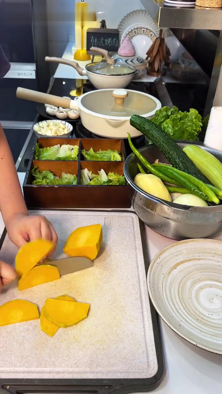 假期在家跟朋友一起烤肉的快乐谁懂～今日菜单：韩式烤肉韩式辣白菜炒饭