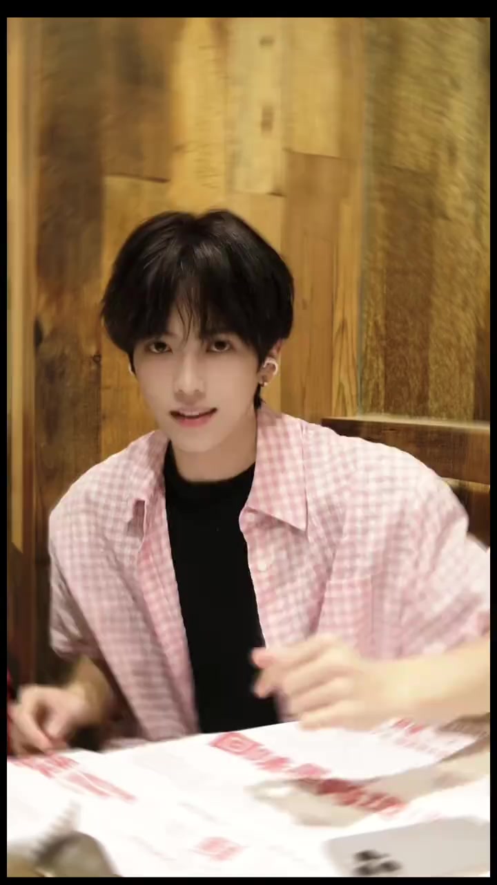 武汉大三Vlog吃辣挑战，吃到鹿晗说的黑鸭煲，真的好辣