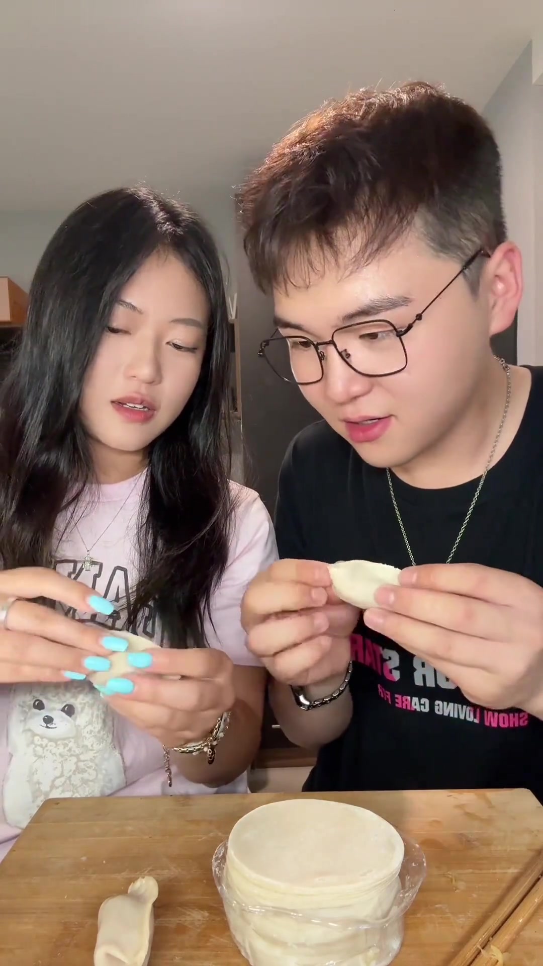 今天宝宝来我家给我包饺子咯！东北酸菜睡觉！