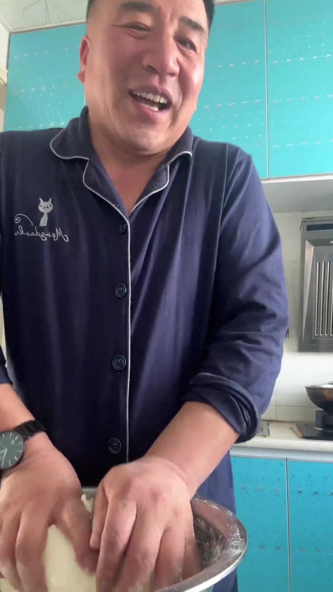 给老婆包酸菜馅饺子给老婆孩子包酸菜馅儿饺子，小孙子跟着捣乱，简单的幸福最真实