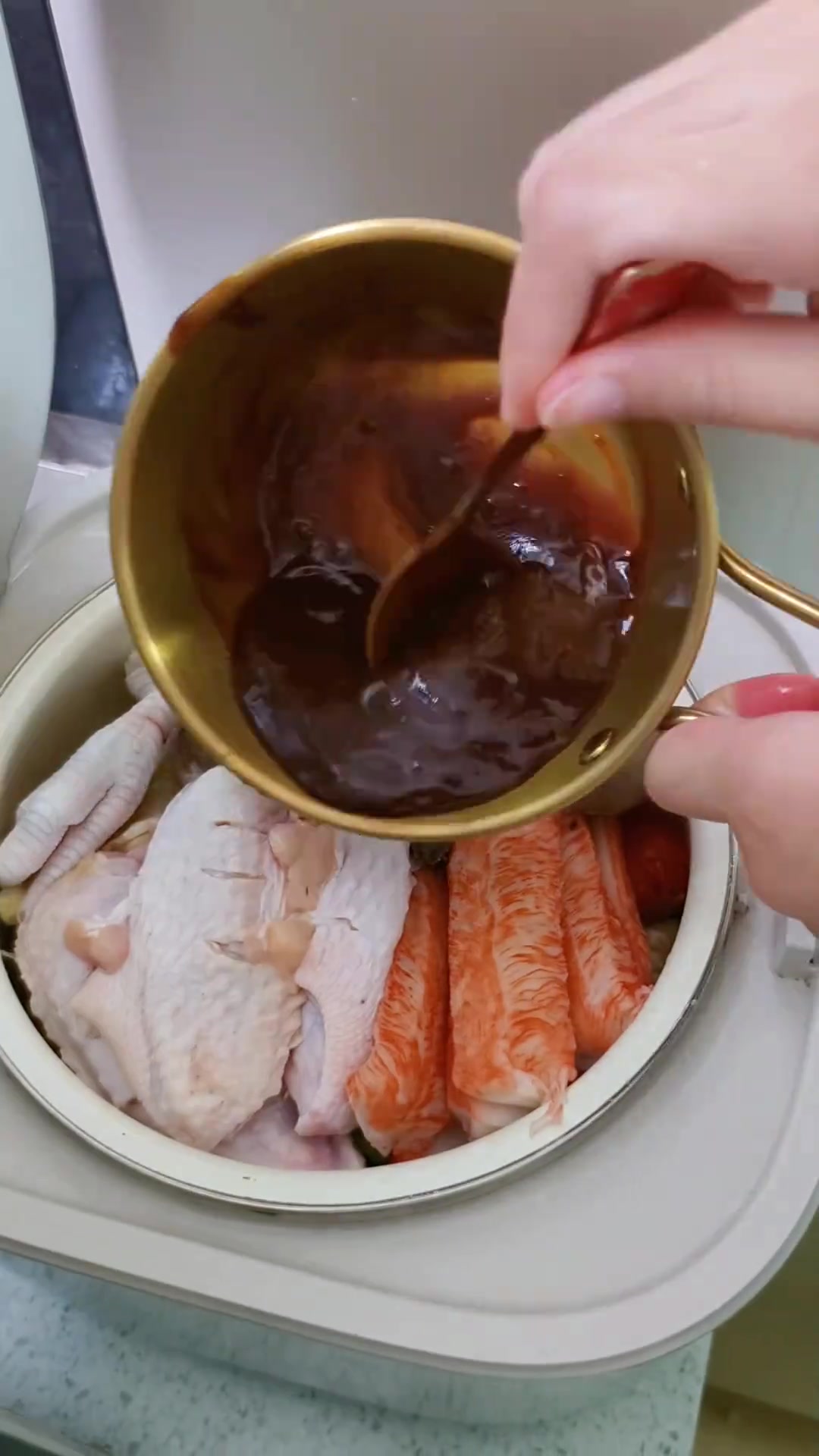 小学生做饭闺女太有材了不用开火汗流浃背,有荤有素一锅出,只需要一口电饭锅就在家做吃了好吃的