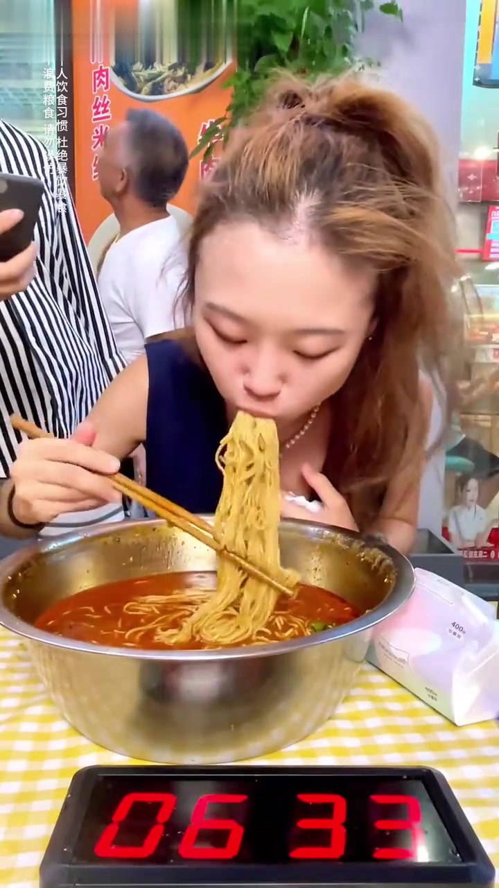 美女挑战两斤半重庆小面,这么瘦的她能吃这么多吗?看她吃得真有食欲啊!