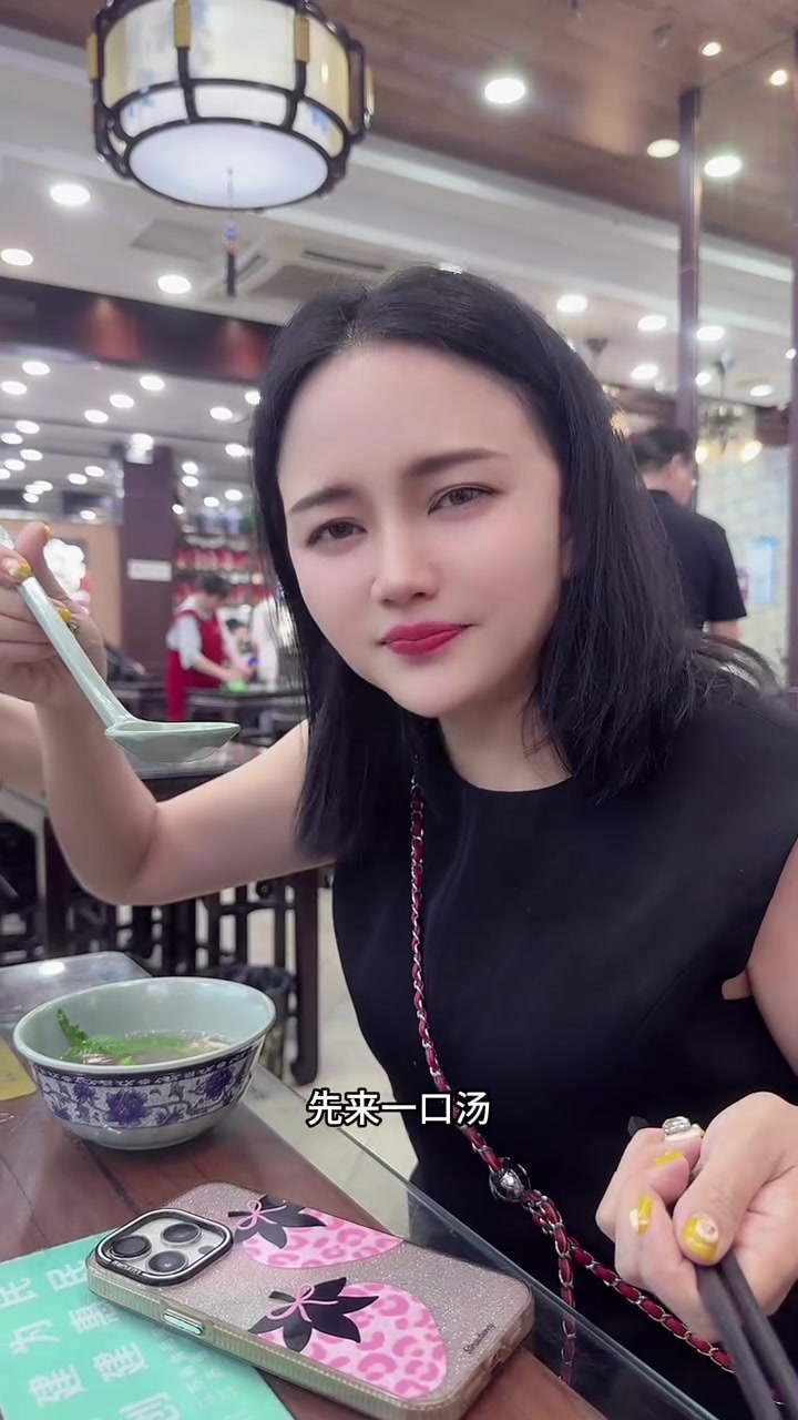 来南京必须要吃鸭血粉丝汤！