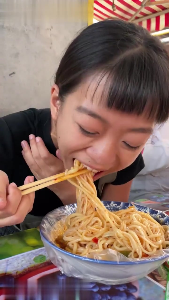 秋天的第一碗新疆馄饨，鲜美的羊肉馅配上辣酱，吃一次他真的忘不了！