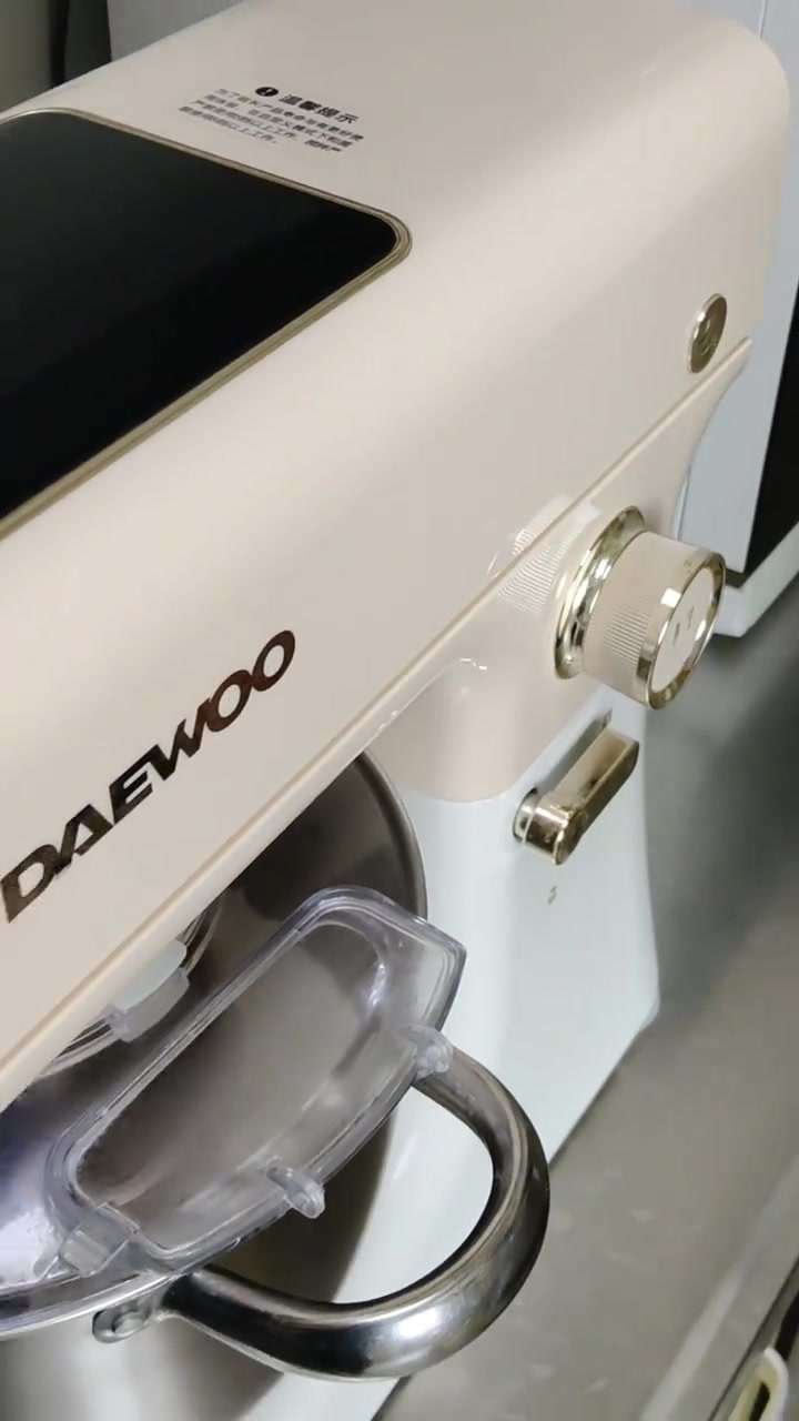 今天吃饺子用大宇厨师机和面，面和的很滋润，还可揉手膜，推荐给大家