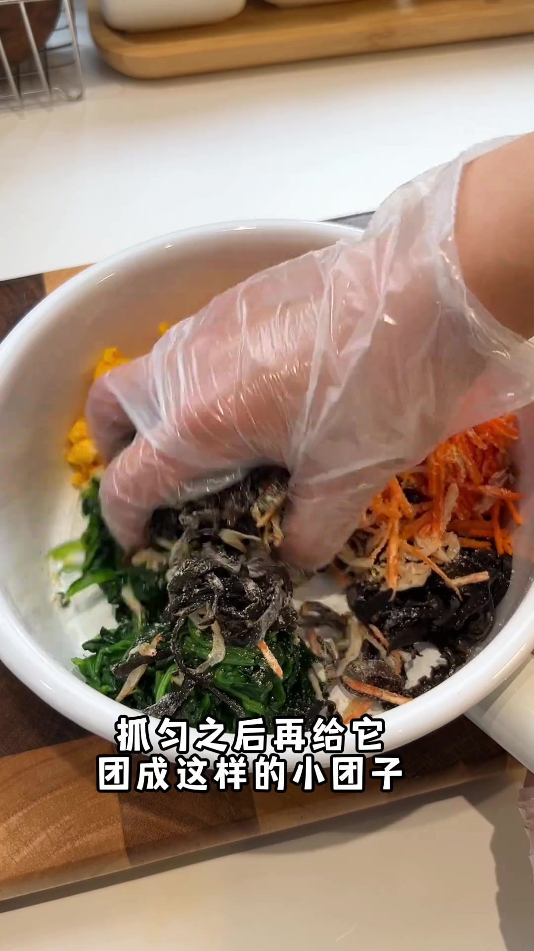 春天减脂食谱:菠菜胡萝卜木耳鸡蛋蔬菜团子,低卡饱腹!