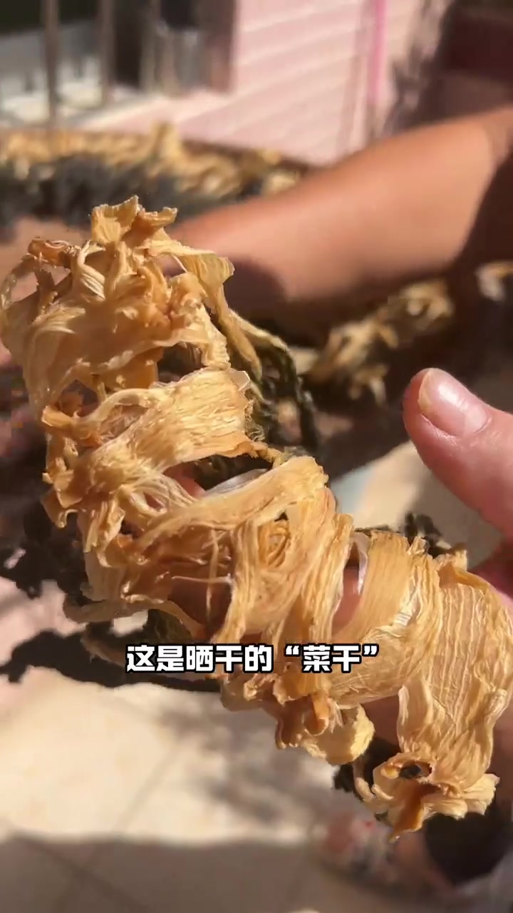 北风起，又有大太阳，家里开展一年一度的晒菜干啦～