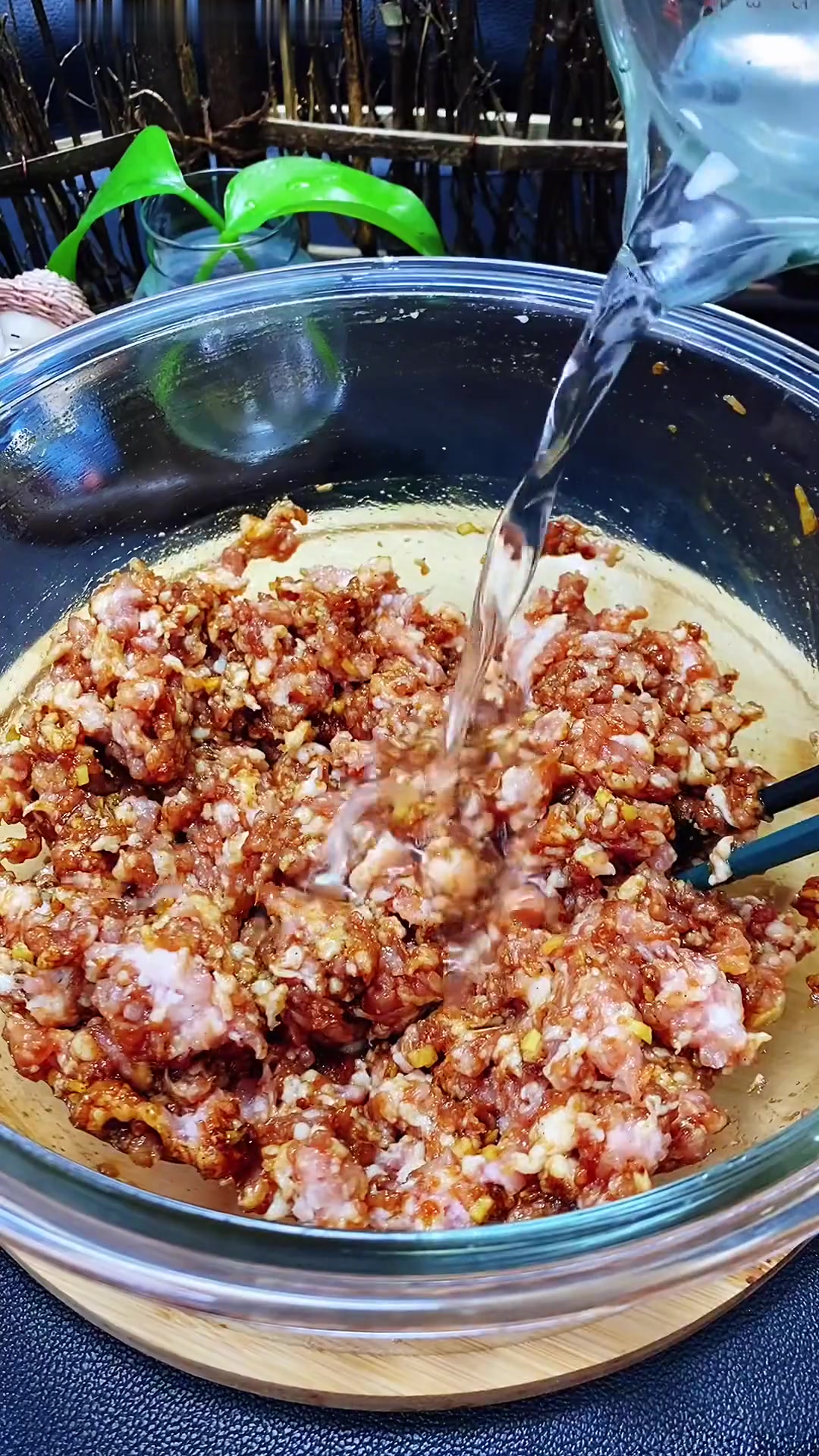 在家这样调猪肉大葱饺子馅