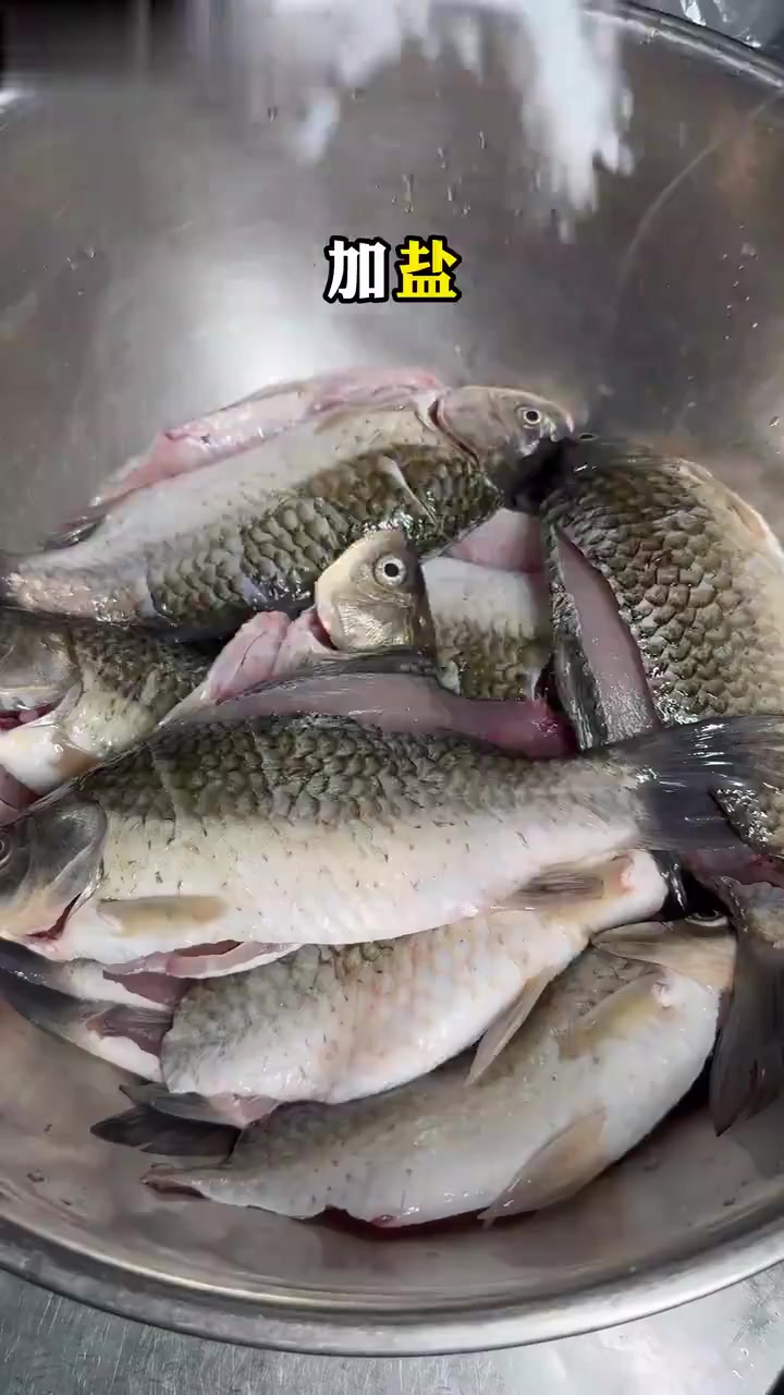 深夜食堂｜一道用油淋熟的菜——飞天鲫鱼！