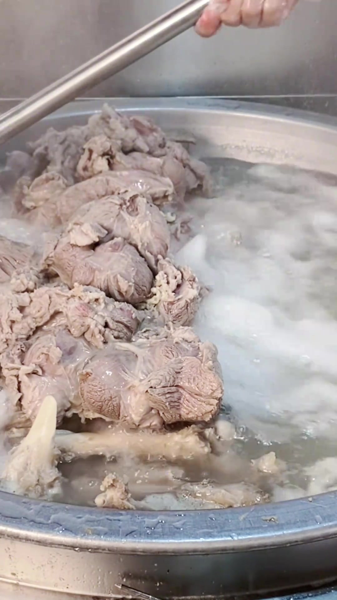 单县白汤羊肉汤为何肉要摆在骨头上