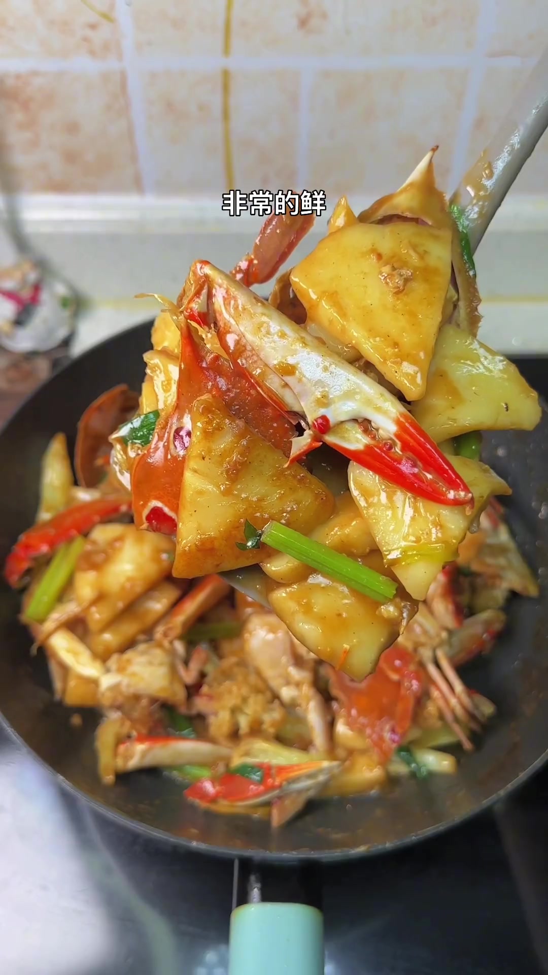螃蟹炒年糕，鲜香可口，美味至极