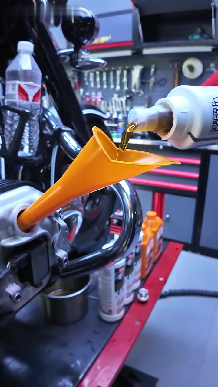 宝马最大排量摩托车，R18保养，更换前后齿轮油！
