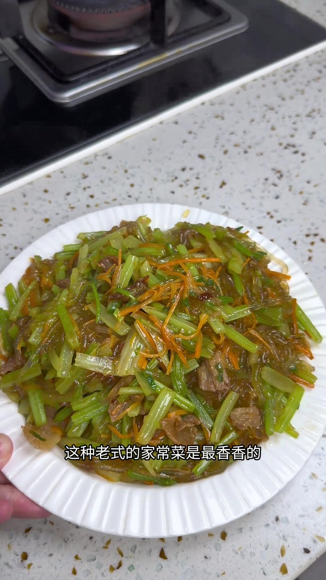 婆婆分享芹菜炒粉教程,老式菜超下饭,新手易学会