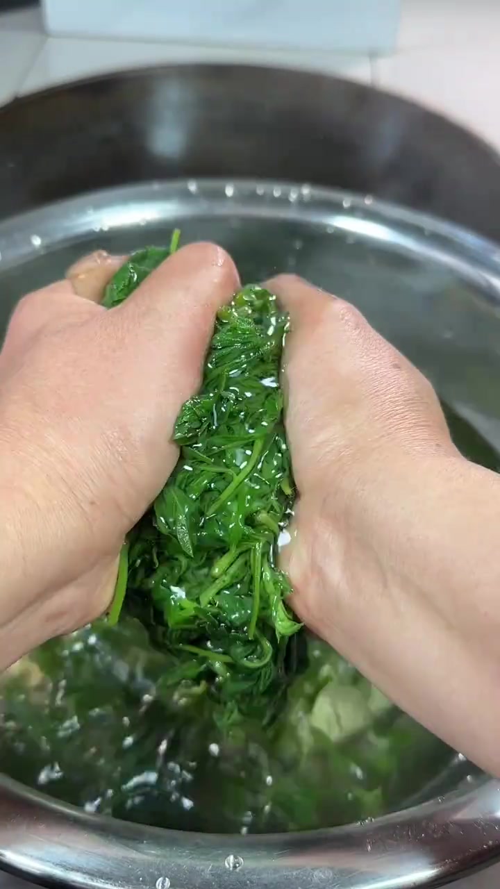 今天做了好吃的糯米蒿子粑粑，实在太好吃了，吃一口味无穷的