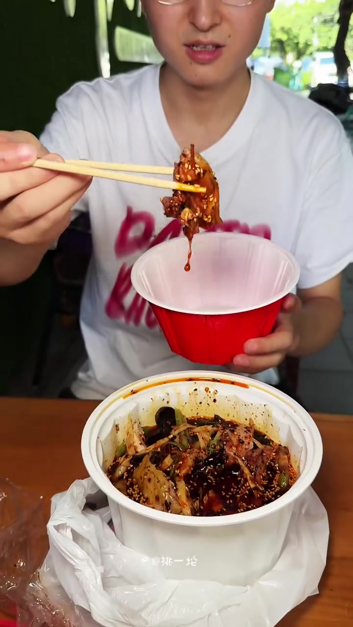 成都街头凉拌跑山鸡88一个鸡腿，吃不吃？