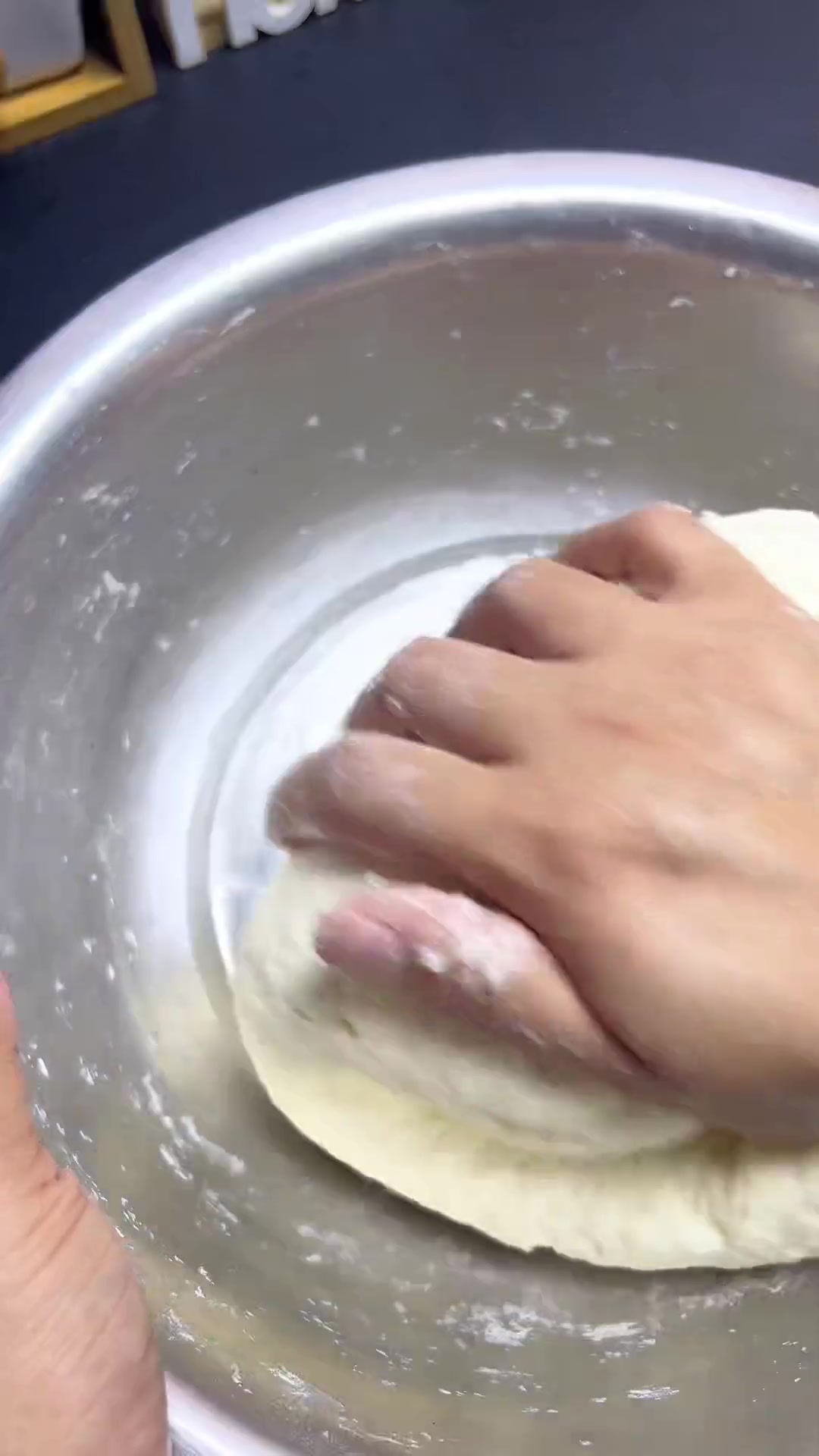 老柳告诉想吃灌汤包了,今晚下班牛肉灌汤包给安排上,喜欢的朋友一起安排吧