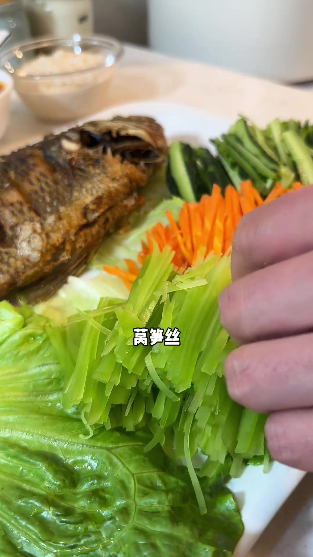 花45块给老弟在家安排了一道云南德宏特色美食之“傣味菜包鱼”，做法也超级简单又美味～