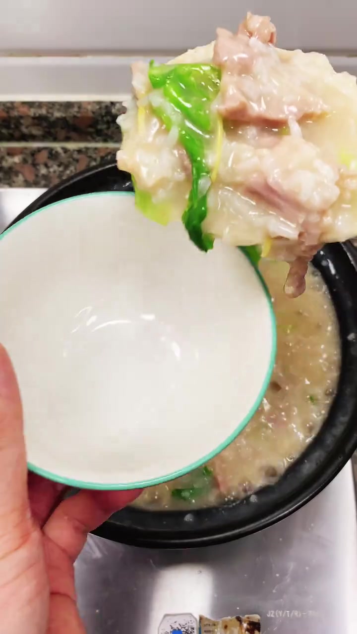 深夜的酒不如凌晨的猪杂粥，一口入魂的夏日夜宵，浓稠的米浆翻滚着猪肝、瘦肉、粉肠，每一口都是