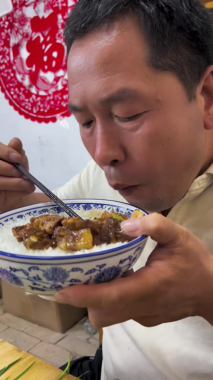 今天不吃大饼了，蒸米饭，炒菜一拌好吃