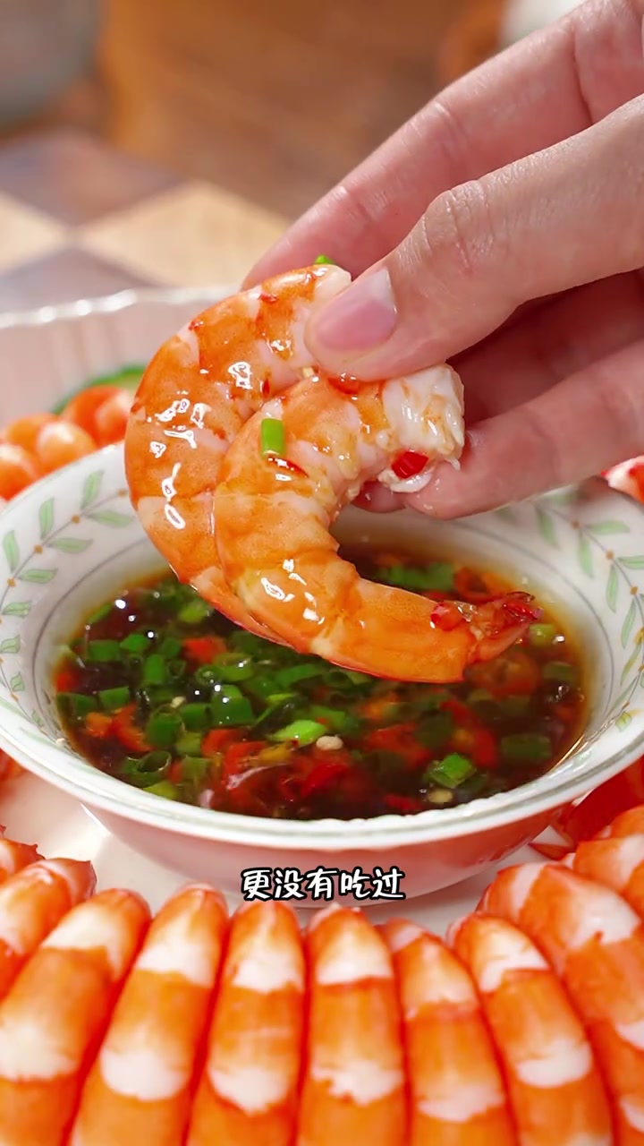 把大虾倒入滚烫的啤酒里面煮一煮，我认为这是大虾鲜甜又好吃的做法，很多人都没有见过，更没吃过