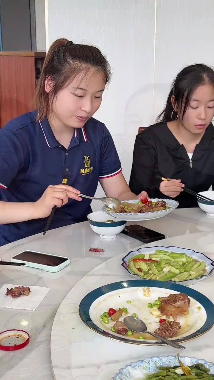 秋天的第一顿咸味，必须安排！自然晾晒的风干鸡搭配上新鲜水嫩的毛豆。当咸香与清香碰撞，每口都