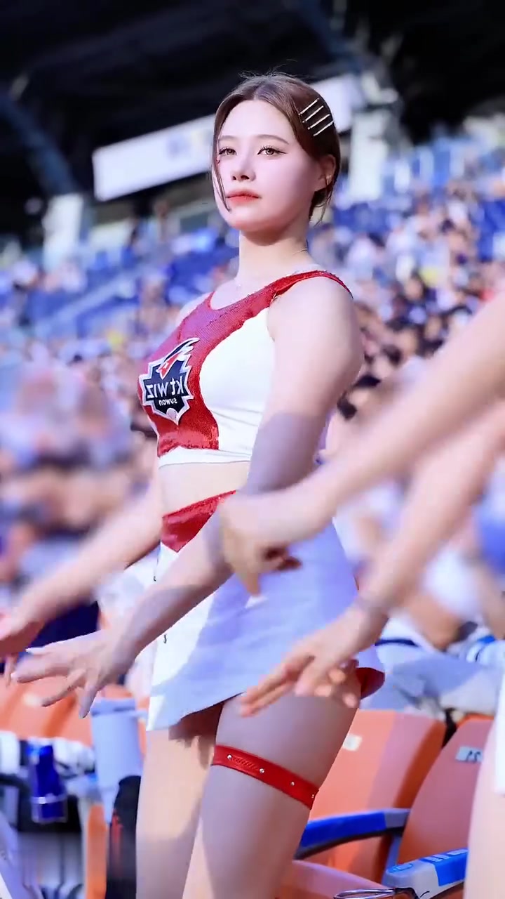 韩国拉拉队美女小姐姐圆圆的肚子挺可爱啊!