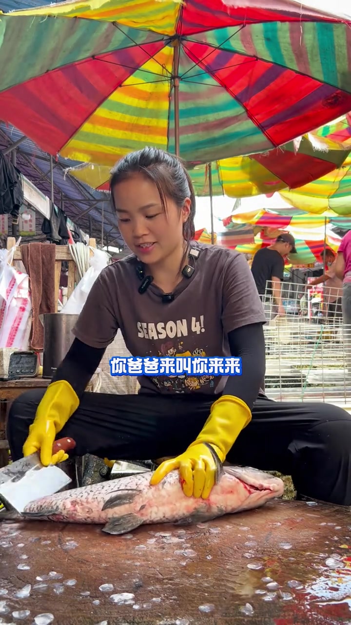 小男孩卖青鱼被拒收，结局万万没想到