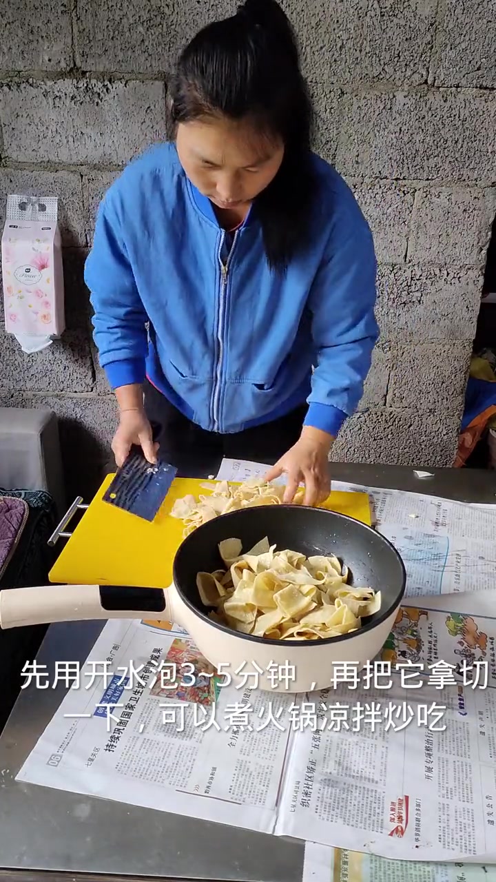 割韭菜还有生菜和豆皮煮火锅吃了,太有食欲了,各吃了两大碗,吃完去地里种菜