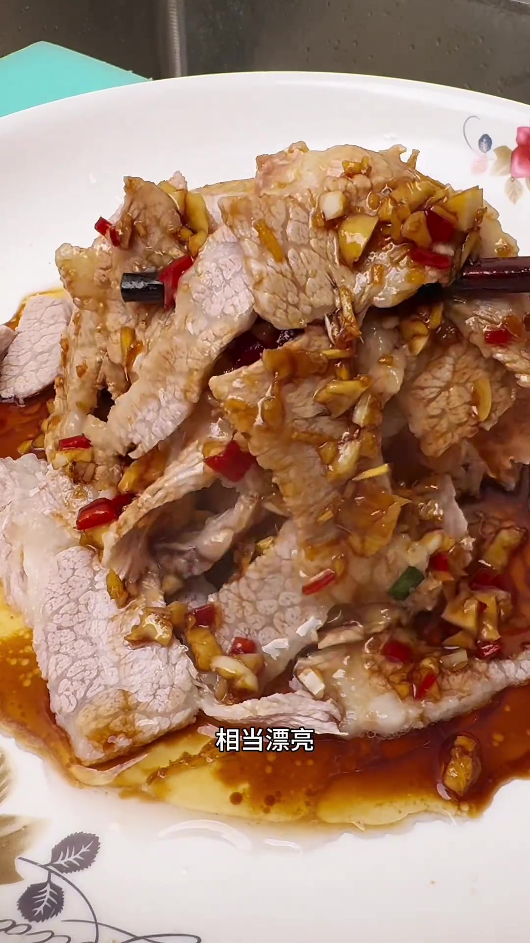 白灼猪颈肉叫法多样，白灼切片或红烧都好吃