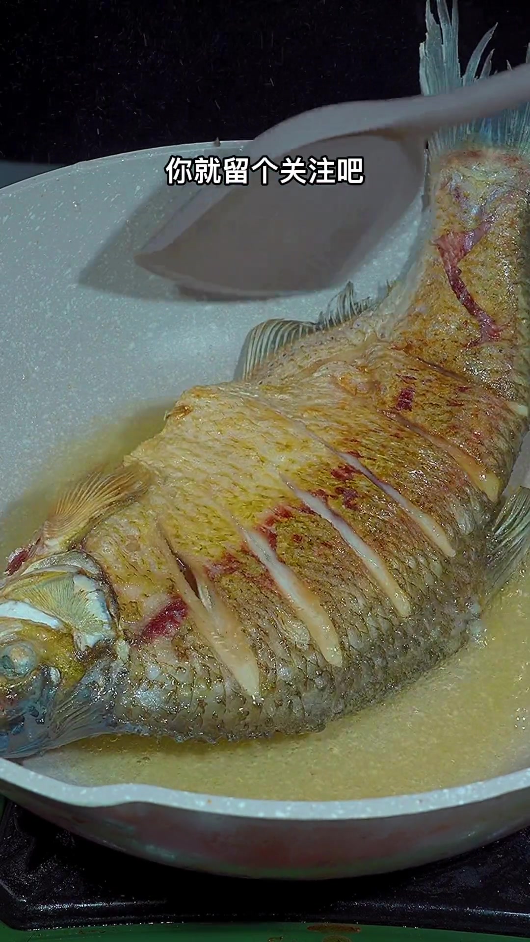 像这样做红烧鳊鱼，香辣下饭又简单