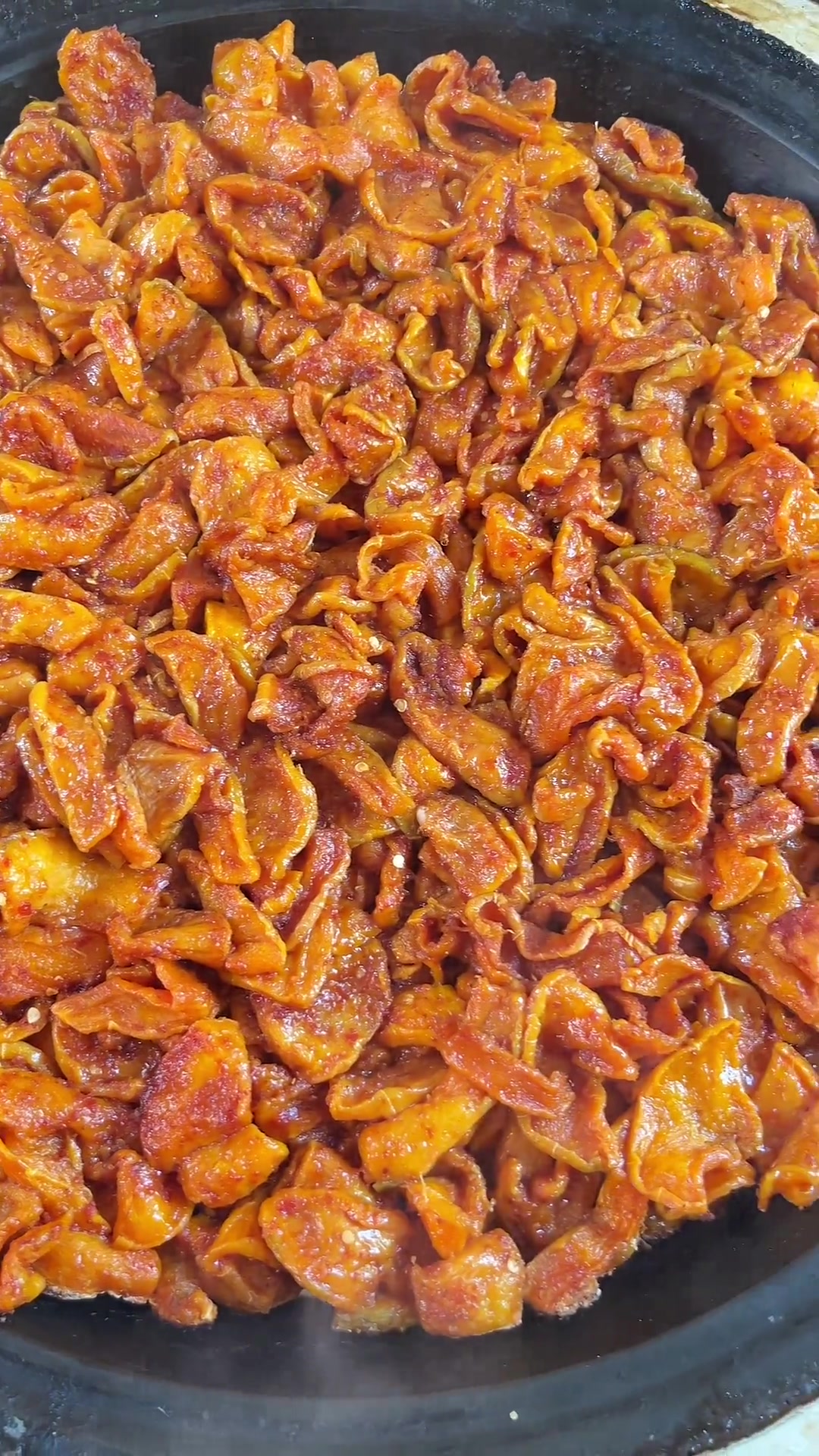 地里摘了3个老南瓜,切一切晒一晒,做了一道我们江西人最爱的南瓜干!香甜有嚼劲,越嚼越香!我