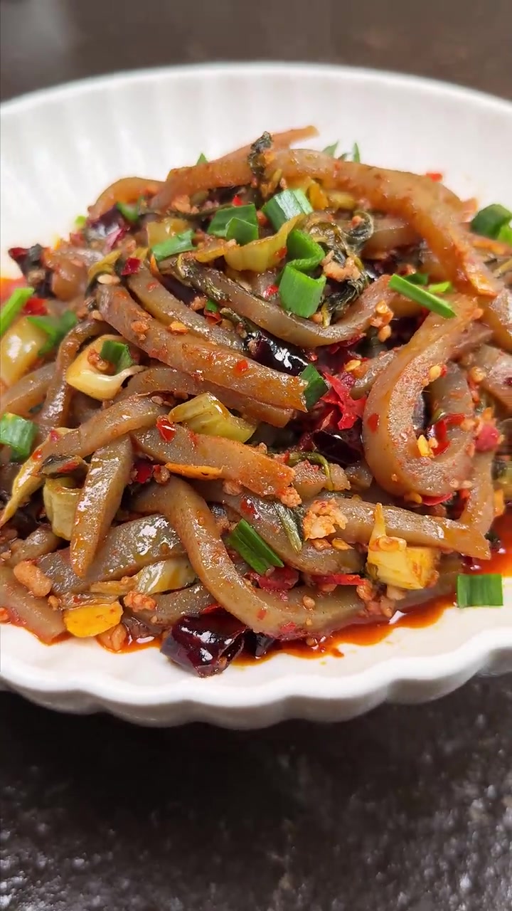 酸菜炒魔芋，又是一道人家人爱的家常菜咯！