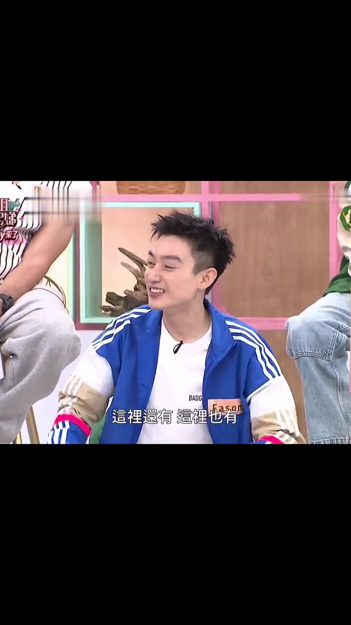 肌肉男练太壮手够不到后背！暴食期爱吃“小熊软糖”太反差！