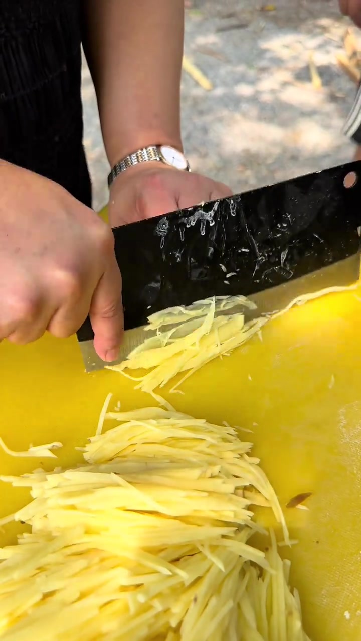 家人们，秋天的第一杯奶茶你们都混上了吗，没混上的来我给你们煮羊肉汤喝