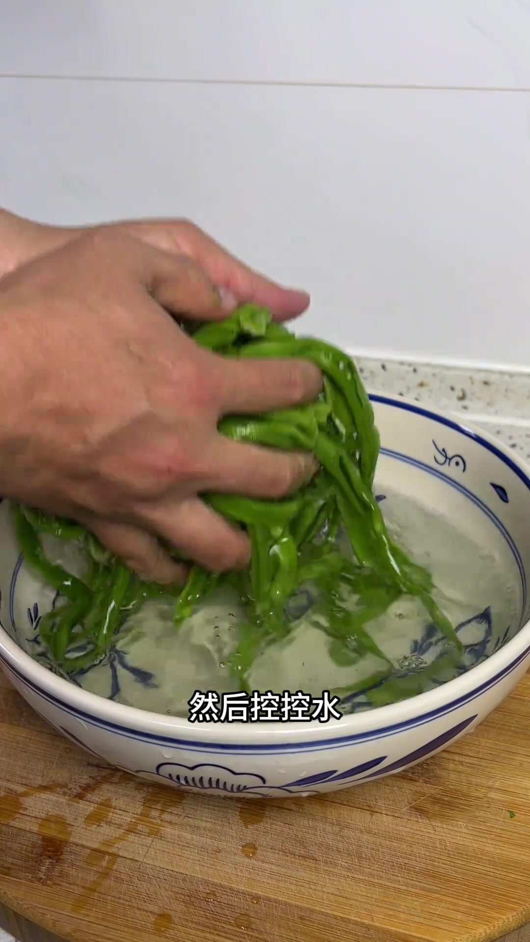 贡菜涮火锅好吃，凉拌更是一绝，酸辣脆爽解腻