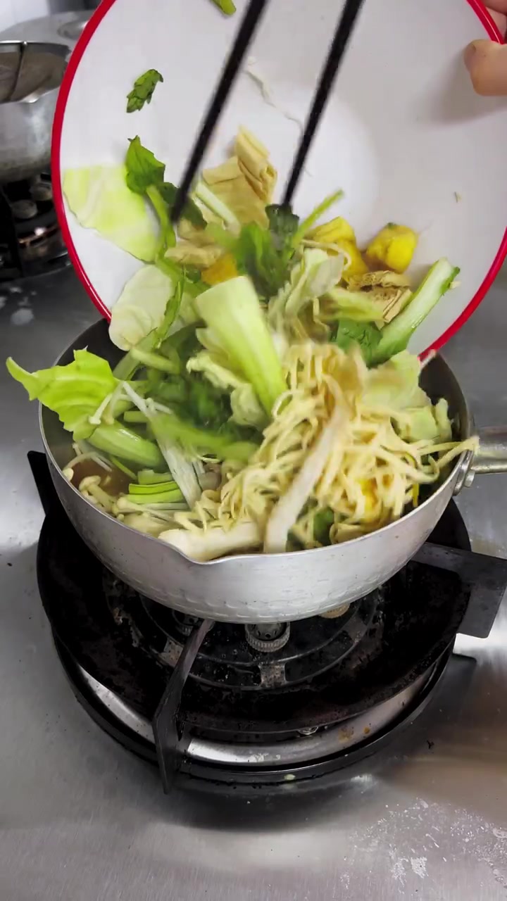 店老式麻辣烫做法灵魂调料加配菜出锅