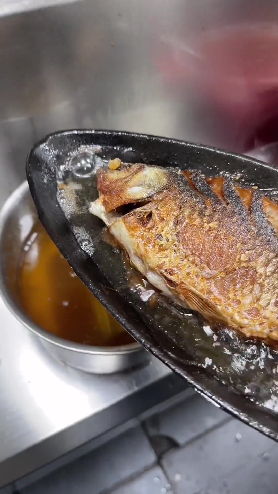 煎铁板鱼不粘的秘诀！外焦里嫩嘎嘎香做法来啦