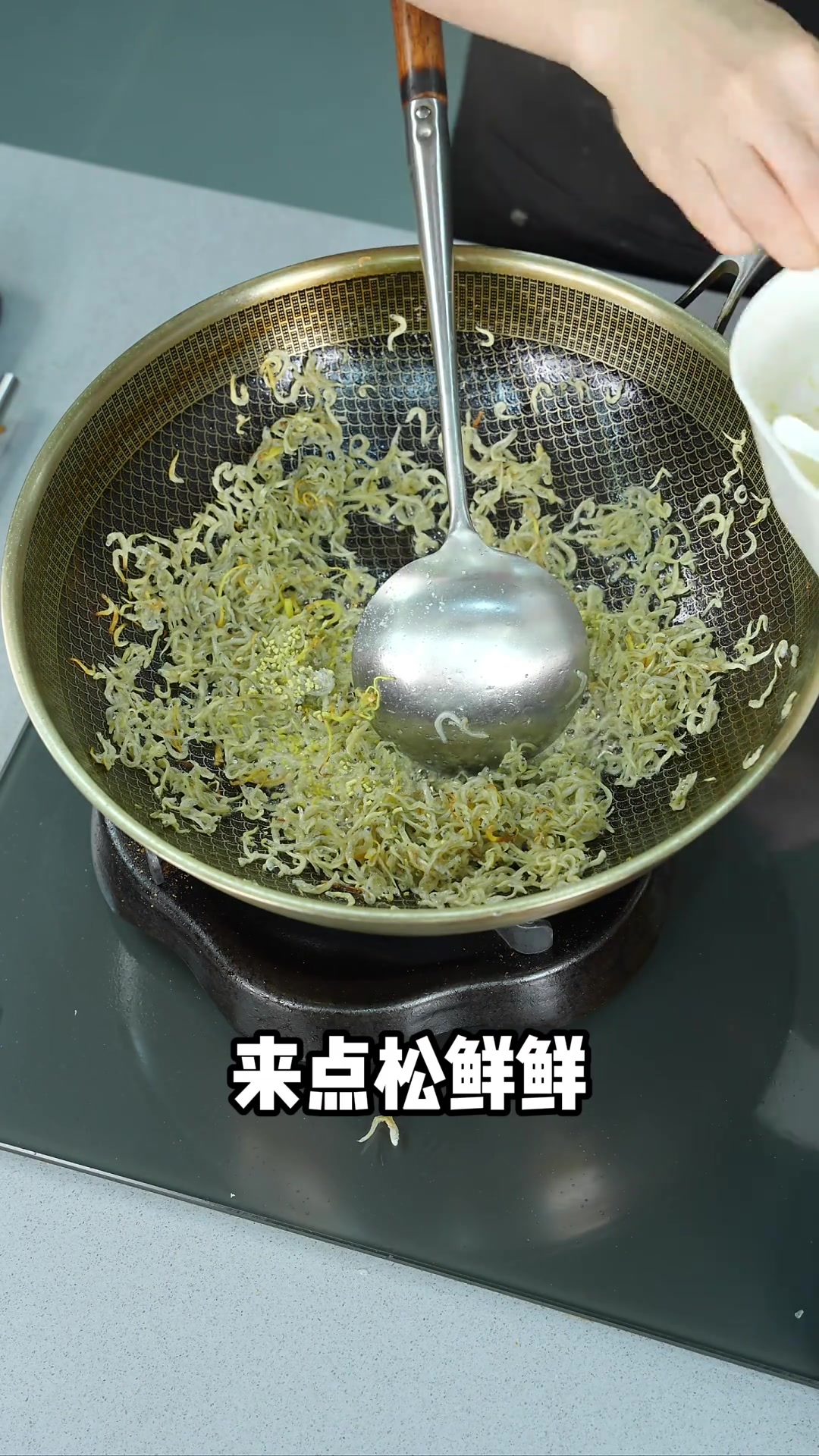 丁香鱼拌花生米，鲜香酥脆，超赞下酒菜