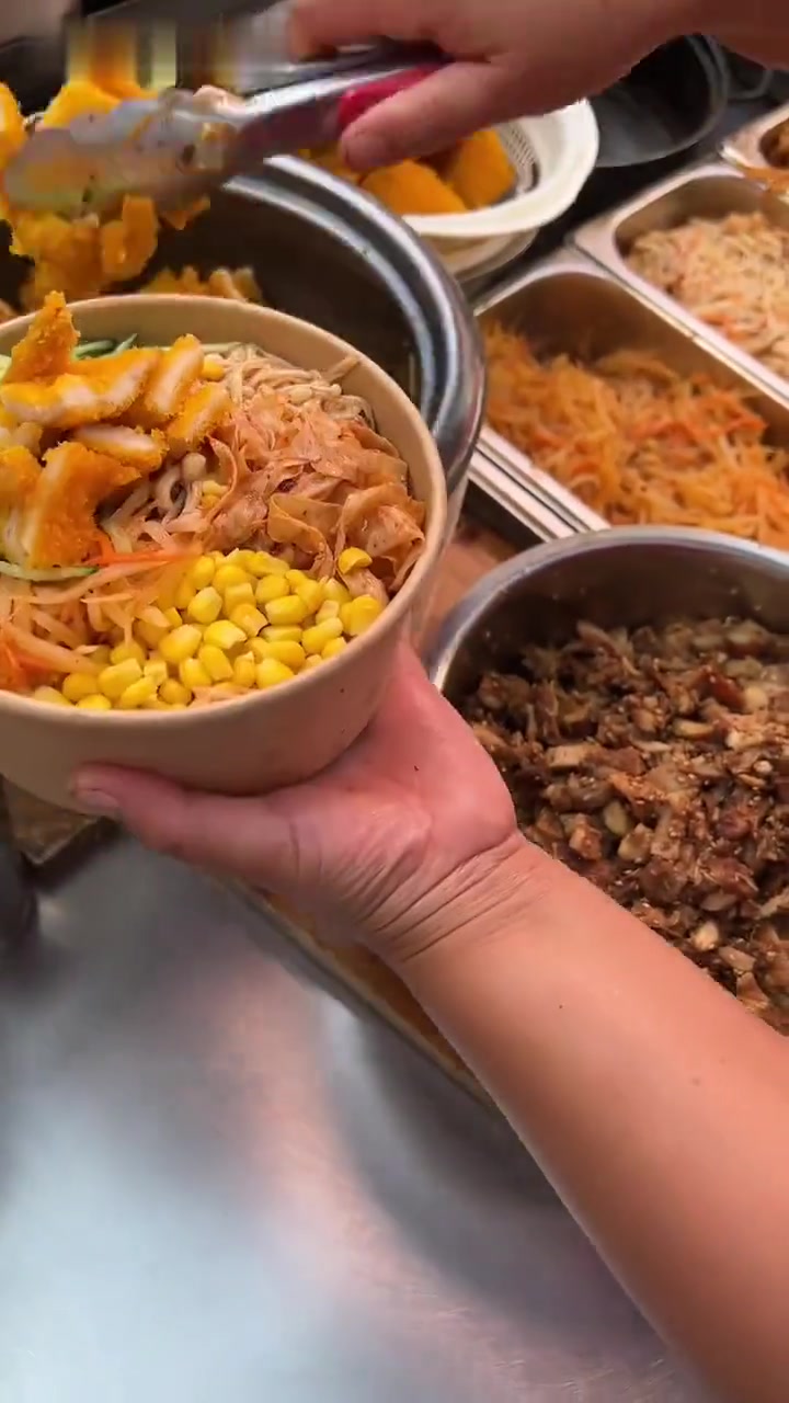 来郑州吃校门口烤肉拌饭，分量惊到我！