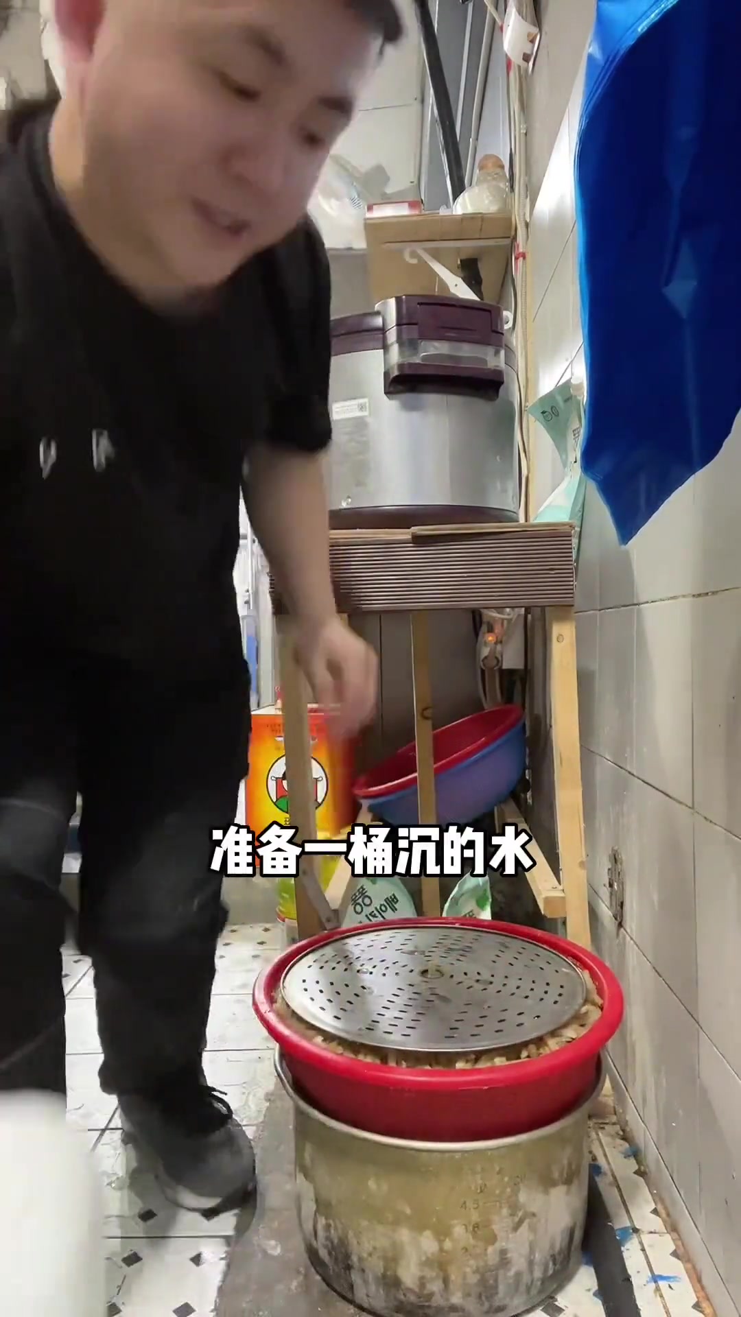 韩国打工农村小伙教大家拌榨菜