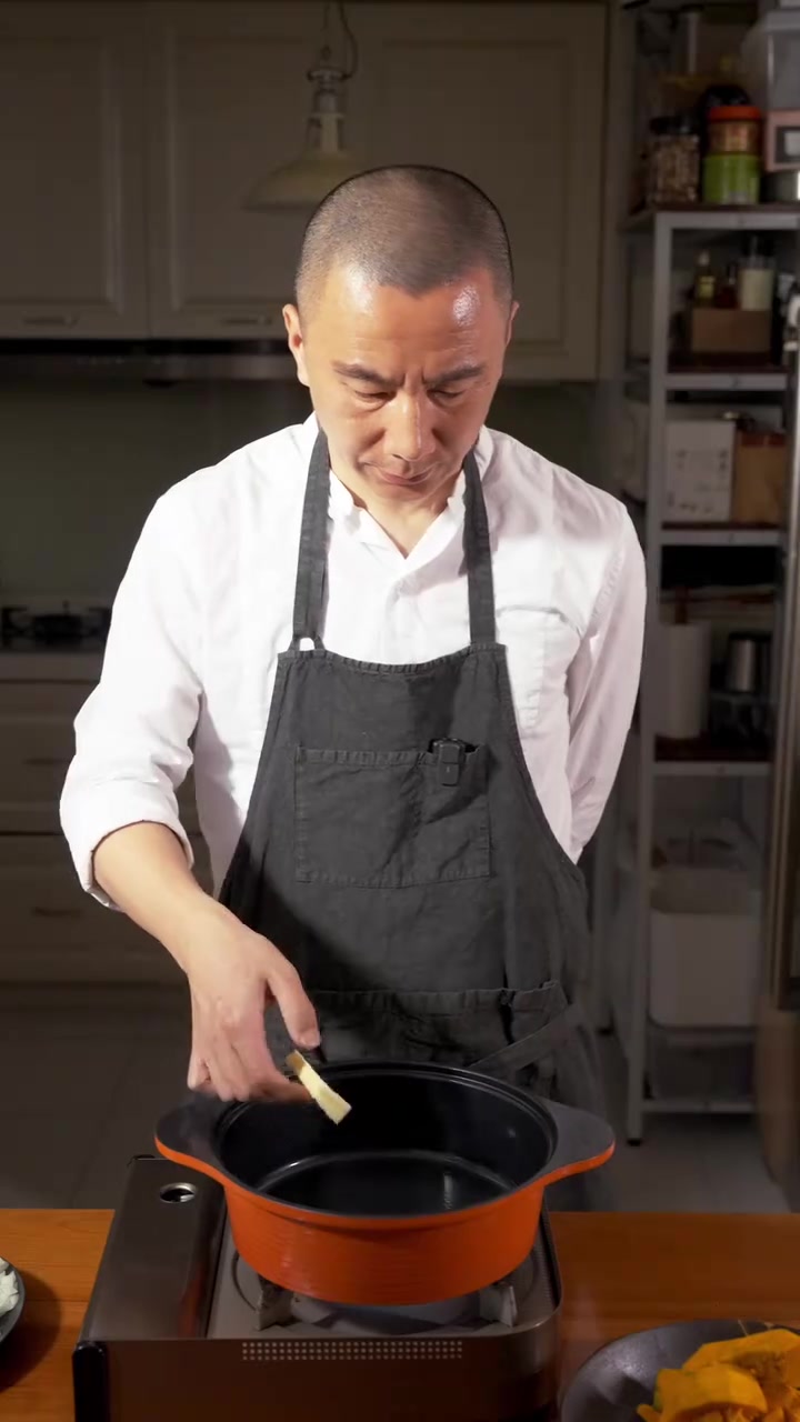 在家做西餐：浓郁绵密的南瓜奶油栗子汤