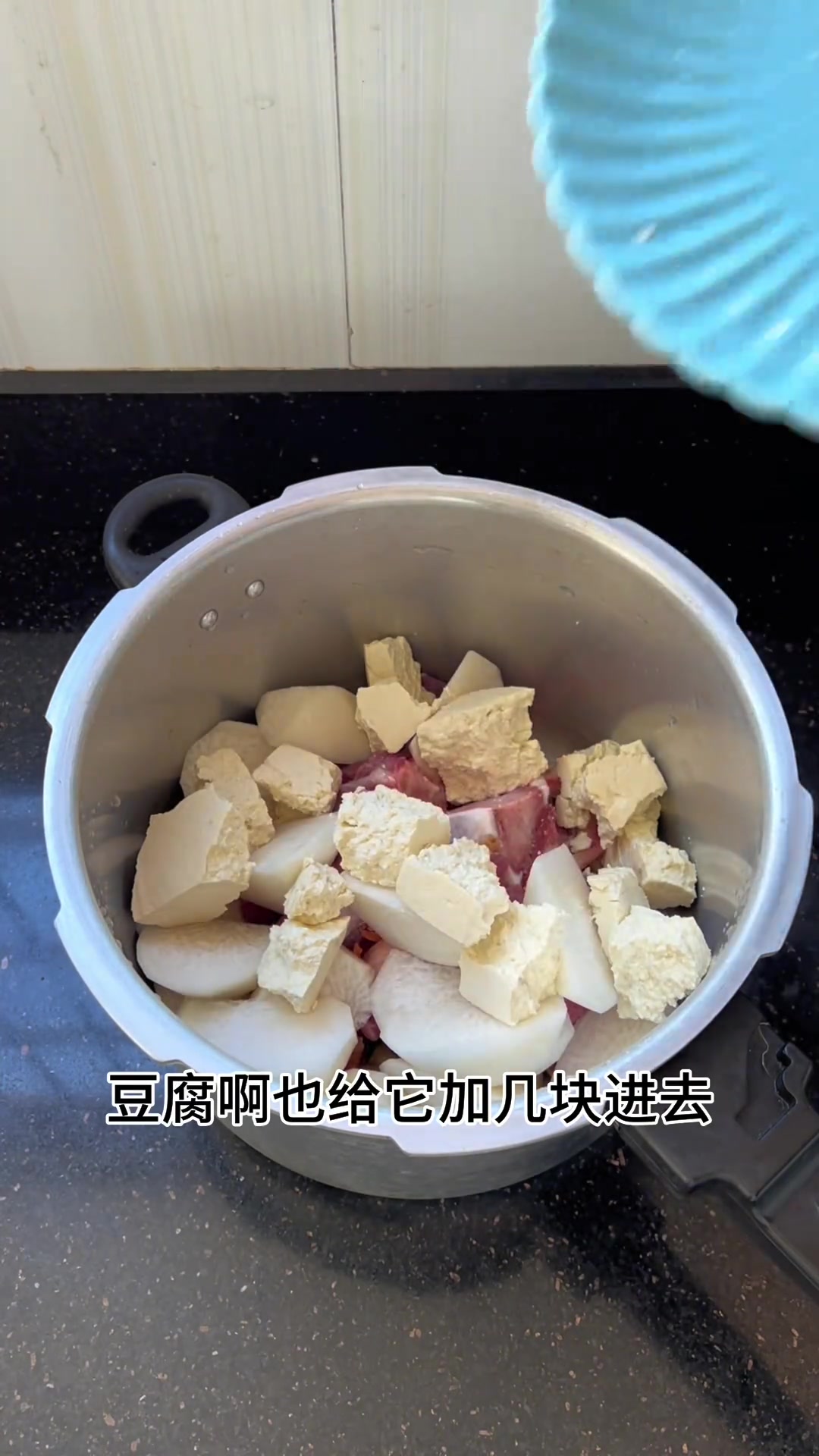 筒骨炖萝卜豆腐，做火锅锅底烫海鲜超鲜美